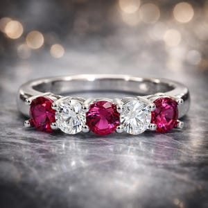 Anillo de compromiso de oro blanco de 14 quilates con rubí natural de 0,75 quilates y diamantes (certificado por IGL).