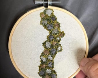 Camino rocoso y musgoso con textura bordada
