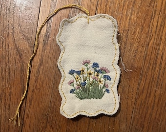 Marcapáginas de tela bordado a mano con diseño floral bohemio personalizado