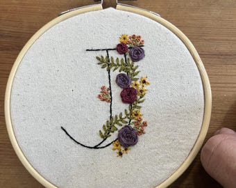 Bordado de monograma floral personalizado