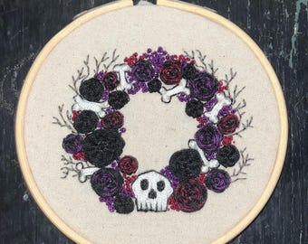 Corona de hueso de calavera bordada a mano: arte floral gótico en aro