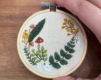 Corona floral bordada