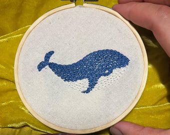 Mini bastidor de bordado de ballena: decoración de pared con criaturas del océano azul
