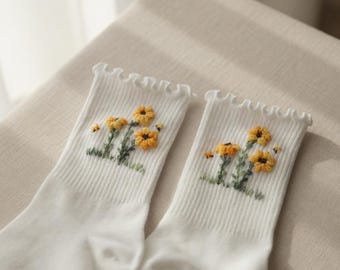 ホワイトビー＆フラワーソックス：居心地の良いコテージコア風フローラルクルーソックス、ひまわり刺繍ソックス、彼女への心のこもった贈り物