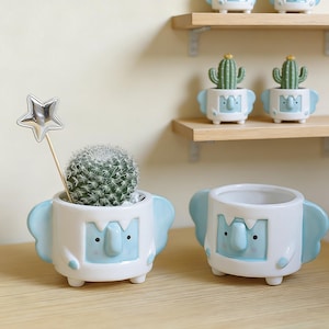 Puede incluir: Un juego de tres tazas de cerámica con un acabado moteado y mate. Las tazas son de color crema, gris claro y gris oscuro. Cada taza tiene un diseño simple y minimalista y un asa redondeada. Adecuadas para café, té u otras bebidas.