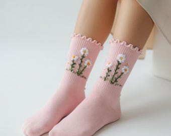 ピンクの刺繍入り花柄ソックス：デイジーの花があしらわれたキュートなピンクのリブ編みソックス。女性への快適でスタイリッシュなギフト - お母さん、娘さん、友達へのプレゼント