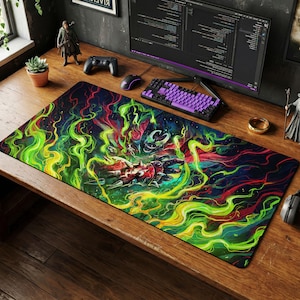 Könnte beinhalten: Ein großes rechteckiges Gaming-Mauspad mit einem lebendigen, farbenfrohen Design. Das Kunstwerk zeigt eine Fantasy-Illustration mit grünen, roten und blauen Farbtönen. Das Pad liegt auf einem Holzschreibtisch, zusammen mit einer Tastatur, Maus und anderem Zubehör.
