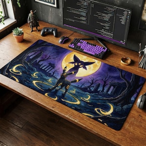 Può includere: Tappetino per mouse rettangolare con una scena fantasy con due creature nere in una foresta illuminata dalla luna. Il design include una grande luna gialla, alberi e accenti gialli luminosi. Il tappetino è su una scrivania di legno.