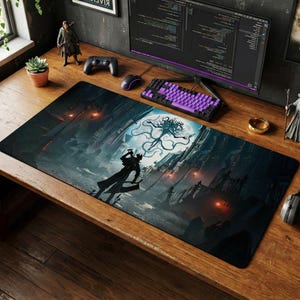 Op de afbeelding: Een rechthoekige gaming muismat met een donkere fantasie scène. Het toont een silhouet, een grote maan en een monsterlijke entiteit. De mat heeft een gedetailleerd ontwerp met tinten blauw, grijs en zwart, en ligt op een houten bureau.