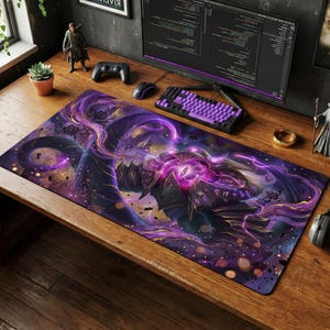 Könnte beinhalten: Ein großes rechteckiges Mauspad mit Fantasy-Art-Design. Das Kunstwerk zeigt eine lila und schwarze Kreatur mit leuchtenden lila Akzenten und einem zentralen Auge. Der Hintergrund hat ein galaxieartiges Aussehen mit goldenen Highlights. Eine Tastatur und eine Maus sind sichtbar.