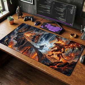Peut inclure: Tapis de souris rectangulaire avec une scène de bataille fantastique. L'illustration représente un magicien et un démon de feu dans un paysage volcanique, avec des tons orange, bleu et gris. Un clavier et une souris violets sont visibles.