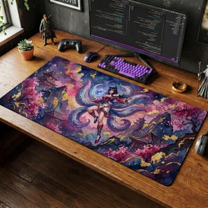 Può includere: Un grande tappetino per mouse rettangolare con un'illustrazione ad acquerello di un personaggio anime femminile con nove code, sullo sfondo di edifici in stile giapponese, fiori di ciliegio e un cielo vibrante. La tavolozza dei colori include sfumature di viola, rosa e oro.