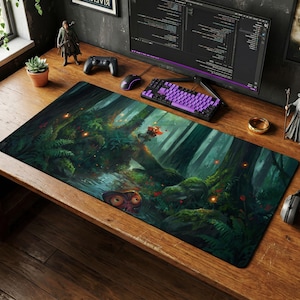 Peut inclure: Tapis de souris rectangulaire avec une scène de forêt détaillée avec un personnage et un masque. L'œuvre d'art est principalement verte et marron, avec des accents rouges et oranges. Un clavier violet et une souris noire sont visibles.