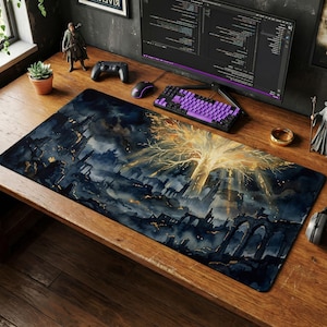 Könnte beinhalten: Rechteckige Schreibtischunterlage mit einer Illustration einer Fantasy-Landschaft, die einen leuchtenden Baum in der Mitte zeigt. Die Farbpalette umfasst Blau-, Grau- und Goldtöne. Eine Tastatur, eine Maus und anderes Schreibtischzubehör sind sichtbar.