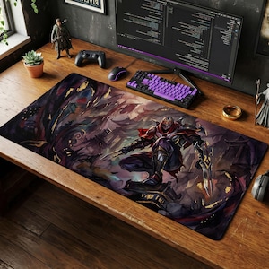 Puede incluir: Alfombrilla de ratón rectangular para juegos con una ilustración detallada de un personaje en una pose dinámica, empuñando dos espadas. La obra de arte está ambientada sobre un fondo oscuro de temática fantástica con tonos morados, dorados y negros.