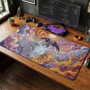 Puede incluir: Una alfombrilla de ratón rectangular grande con un diseño de arte de fantasía. La obra de arte presenta un dragón, figuras y un cristal sobre un fondo de nubes arremolinadas en tonos de morado, naranja y azul. Se ve un teclado y un ratón morados.