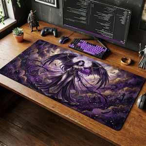 Könnte beinhalten: Eine rechteckige Schreibtischunterlage mit einer düsteren Fantasy-Illustration einer geflügelten Figur in einem fließenden violetten Kleid mit Ketten vor einem wirbelnden violetten und schwarzen Wolkenhintergrund auf einem Holztisch.