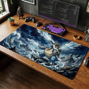 Puede incluir: Alfombrilla de rat&oacute;n para juegos rectangular con una ilustraci&oacute;n del personaje Blastoise en azul. La obra de arte representa a Blastoise disparando agua desde sus ca&ntilde;ones, sobre un fondo de olas oce&aacute;nicas y terreno rocoso. La alfombrilla est&aacute; dise&ntilde;ada para uso inform&aacute;tico.