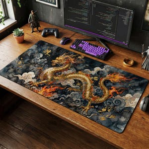 Puede incluir: Alfombrilla de ratón rectangular con un diseño de dragón dorado y detalles de fuego sobre un fondo oscuro y nublado. El dragón tiene escamas y garras detalladas. Se ve un teclado y un ratón morados.