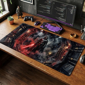 Può includere: Un tappetino per mouse rettangolare con Darth Vader con una spada laser rossa in un ambiente industriale scuro. Il tappetino ha una combinazione di colori nero e rosso, con un'illustrazione dettagliata del personaggio di Star Wars.