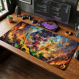 Puede incluir: Alfombrilla de ratón rectangular para juegos con una ilustración vibrante y llena de acción. La obra de arte representa a un personaje en una pose dinámica en medio de llamas, dinero y un paisaje urbano. La alfombrilla está sobre un escritorio de madera con teclado y ratón.