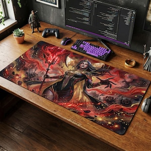 Può includere: Un grande tappetino per mouse rettangolare con un'illustrazione fantasy di una donna in un abito nero e oro, che tiene in mano un bastone con una cima infuocata. Lo sfondo è un mix di toni rossi, neri e oro, con rose e una luna crescente.