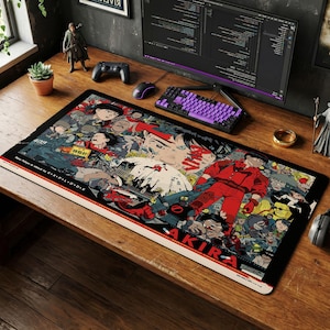 Peut inclure: Un tapis de bureau rectangulaire présentant une illustration animée vibrante avec plusieurs personnages tirés d'Akira. Le design inclut une figure en rouge, une moto et diverses scènes avec le texte Neo-Tokyo is about to E-X-P-L-O-D-E et AKIRA.