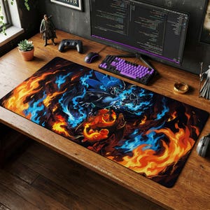 Könnte beinhalten: Rechteckiges Gaming-Mauspad mit einem feurigen Design mit orangefarbenen, blauen und schwarzen Flammen. Das Kunstwerk zeigt zwei mythische Kreaturen in einer Kampfszene. Eine lila Tastatur und Maus sind sichtbar.