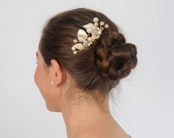 Beach wedding shell hair comb, Seashell and pearl bridal hair piece, Shell headpiece, Mermaid jewellery hair, Flower girl hairpiece haircomb