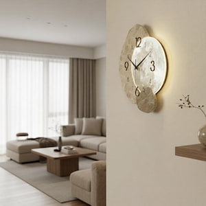 Pode incluir: Uma caneca de cerâmica branca com uma alça preta e o texto "But First, Coffee" em negrito preto. A caneca está sobre um fundo desfocado. A caneca tem aproximadamente 10 cm de altura.