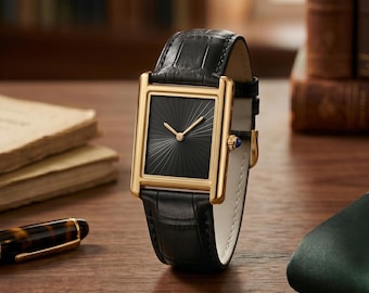 Art Deco Panzeruhr, rechteckiges Sonnenstrahl-Zifferblatt, Gehäuse aus Goldlegierung, Lederarmband