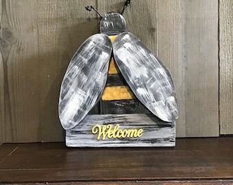 Decorazione artigianale a forma di ape.