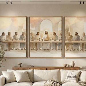 Op de afbeelding: Een drieluik van ingelijste aquarelkunst die het Laatste Avondmaal uitbeeldt. Het kunstwerk toont figuren die aan een lange tafel zitten, met zachte, gedempte kleuren en een warme uitstraling. De lijsten zijn lichtbruin.