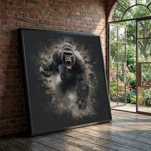 Puede incluir: Obra de arte enmarcada que representa un gorila renderizado digitalmente rompiendo una pared. El gorila está representado en tonos grises y negros, con la boca abierta y los dientes visibles. La obra está sobre un fondo oscuro.