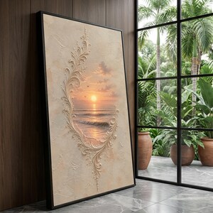 Peut inclure: Tableau encadré représentant un coucher de soleil sur l'océan. La peinture présente un fond beige texturé avec un motif tourbillonnant doré et orné. Le coucher de soleil est encadré dans le motif, avec le soleil se reflétant sur l'eau. Le cadre est noir.