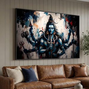 Puede incluir: Gran obra de arte enmarcada que representa una deidad de múltiples brazos en tonos azules, con una expresión serena. La pintura presenta una representación detallada de la deidad sosteniendo varios objetos simbólicos. El fondo tiene pinceladas abstractas en blanco, azul y rojo.