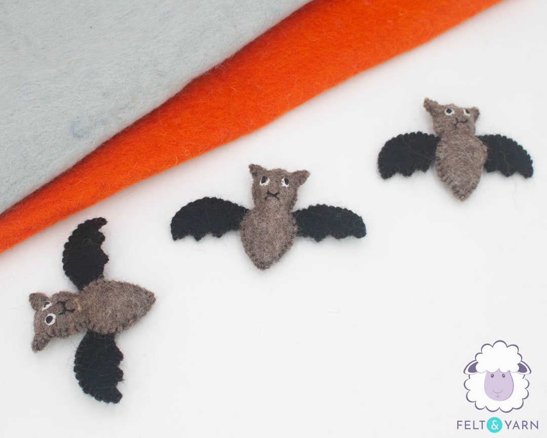NatureMan Halloween Fledermaus Plüsch – 30 Cm – Weiche Plüschfigur Mit Filzzähnen – Schwarze Fledermaus Zum Kuscheln – Ideal Für Halloween-Deko & Geschenke – Vakuumverpackt – Mit PP-Baumwolle Gefüllt