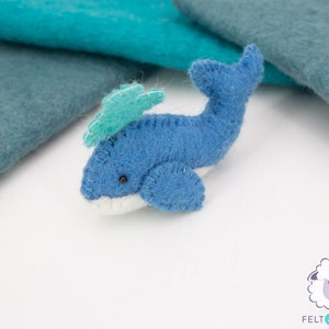 Enfeites de baleia azul de feltro costurados a granel | Decoração de berçário de oceano de feltro | Móbile de bebê baleia | Chaveiro de baleia de feltro