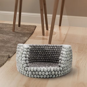 Handgemaakte wolvilt pom pom bolster hondenmand | Hondenmanden voor kleine/middelgrote honden | Uniek modern vilten hondenmand