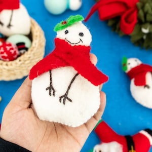 30 Stück - 10 cm Wollfilz Weiße Weihnachten Huhn mit rotem Schal Weihnachtsbaum Ornamente Dekoration: BEREIT ZUM VERSAND