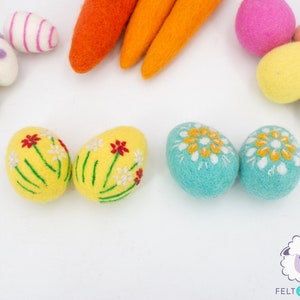 Handgefertigte Eier aus Wollfilz in Gelb und Blau, Blumenmuster Filz-Ostern-Ornamente | Ostereiersuche | Osterdekoration
