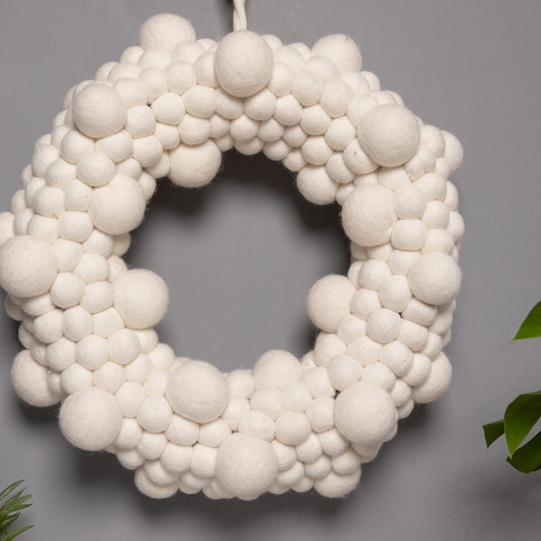 Couronne de pompons blancs | Couronne de feutre blanc | Couronne de boules de feutre | Couronne de Noël blanche | Couronne de laine | Couronne de feutre d’hiver | Couronne de boules de laine