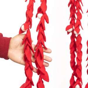 6ft rote Valentinsgirlande | Girlande für Mantel | Filz Valentinstag Dekoration | 100% Wolle und ethisch handgefertigt | KOSTENFREIER VERSAND
