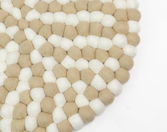 Handgeknüpfter Wollfilz-Kugelteppich | Mandelweißer runder Teppich