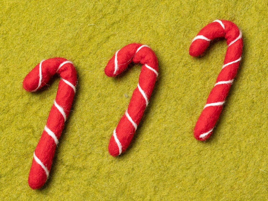 Bande de cannes à bonbons attachées avec un arc sur un tablier - à l