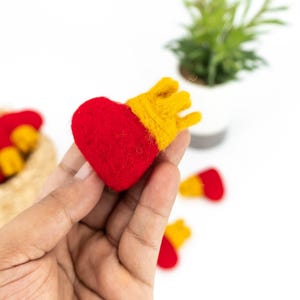 Filz Krone Rot Herzchen Valentinstag | Wollgefilztes Herz für DIY Valentinsgirlande und Home Decor: Fair Trade und ethisch handgemacht