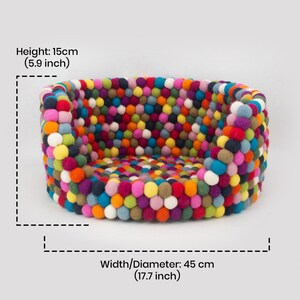 Pu&ograve; includere: Un letto rotondo per animali domestici colorato fatto di palline di feltro. Il letto &egrave; alto 15 cm e largo 45 cm.
