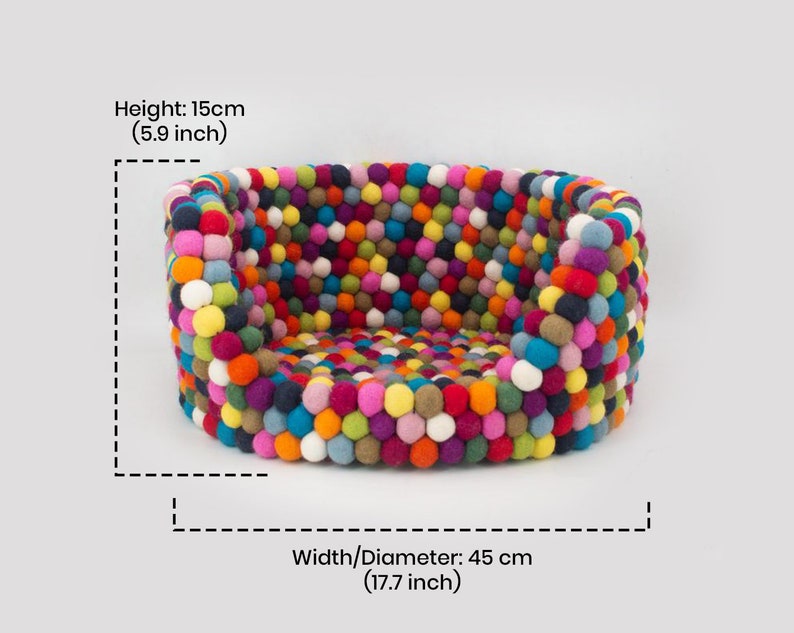 Pu&ograve; includere: Un letto rotondo per animali domestici colorato fatto di palline di feltro. Il letto &egrave; alto 15 cm e largo 45 cm.