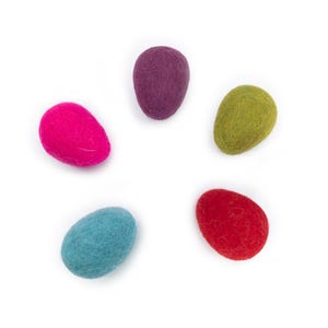 25 Stück | 4 & 6 cm Filz Osterei | Ostertisch Dekor | Osterei Dekorationen | Fair-Trade | 100% Wolle und Handarbeit | KOSTENFREIER VERSAND