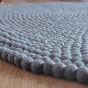 Round Grey Felt Ball Carpet, Wool Felt Ball Rug for Living and Bed Room, Handmade Wool Mats for Office & Home, Wool Pom Pom Rug